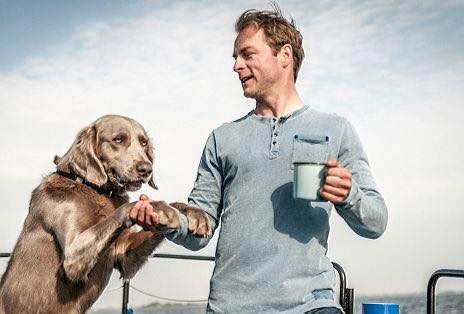 Ein Herz und eine Seele: Holly und ihr Herrchen Hauke Jacobs (Hinnerk Schönemann).