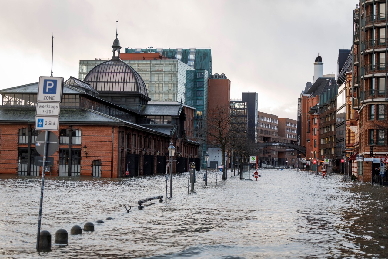 Von der Nordsee aus drückte „Zeynep“ das Wasser die Elbe runter nach Hamburg und sorgte für Überschwemmungen.