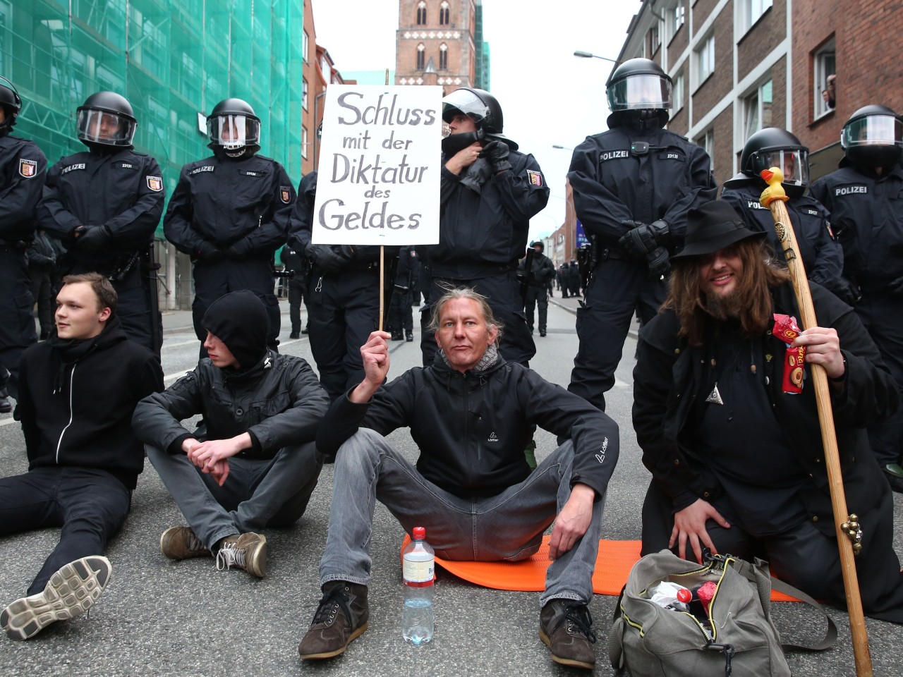 Protest beim Außenminister-Treffen in Lübeck 2015. 