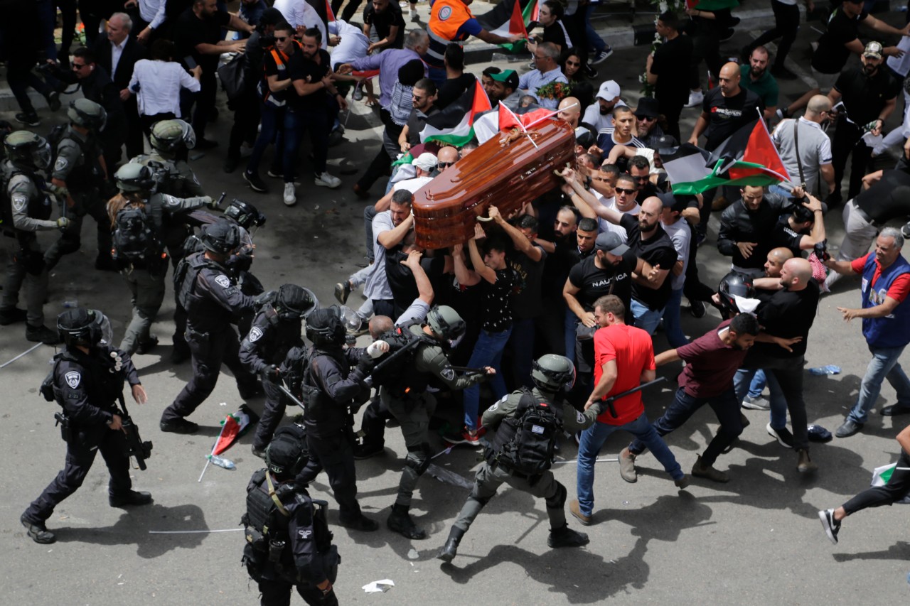 Israelische Polizisten stoßen mit palästinensischen Trauernden, die den Sarg der getöteten Al-Dschasira-Reporterin Abu Akle tragen, zusammen.