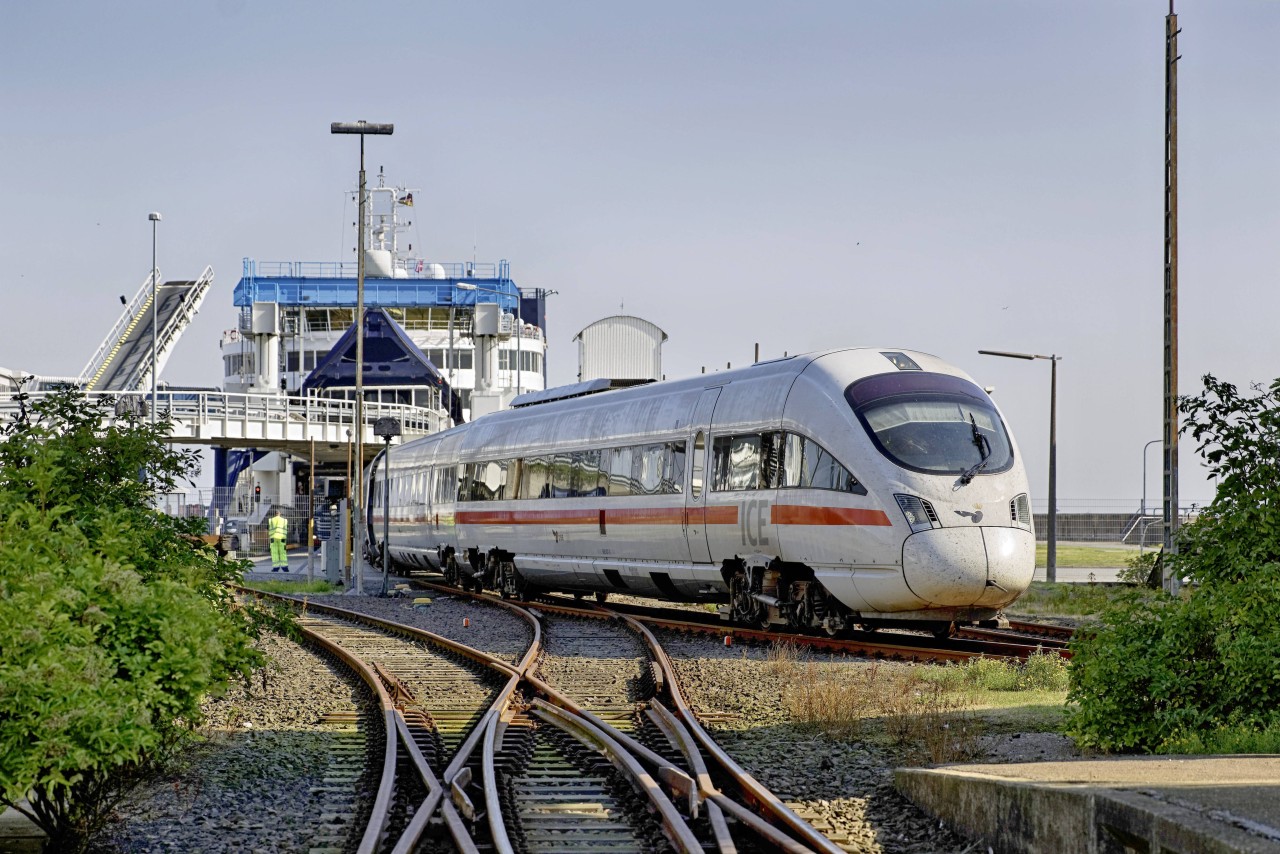 Ein ICE im Bahnhof Puttgarden. Im Hintergrund eine Fähre.