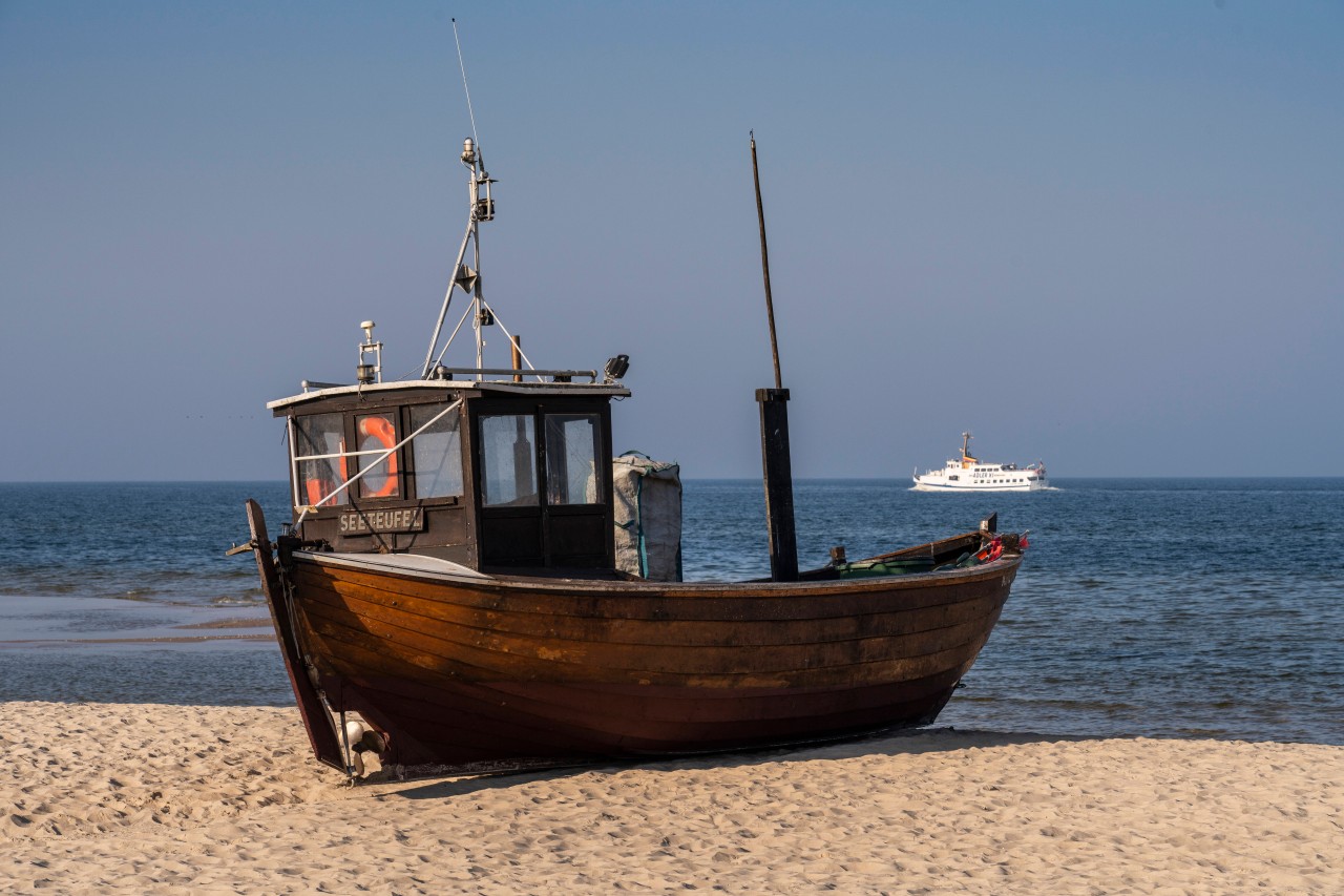 Das Fischerboot Seeteufel am Strand von Ahlbeck (Landkreis Vorpommern-Greifswald) auf der Ostseeinsel Usedom in Mecklenburg-Vorpommern.