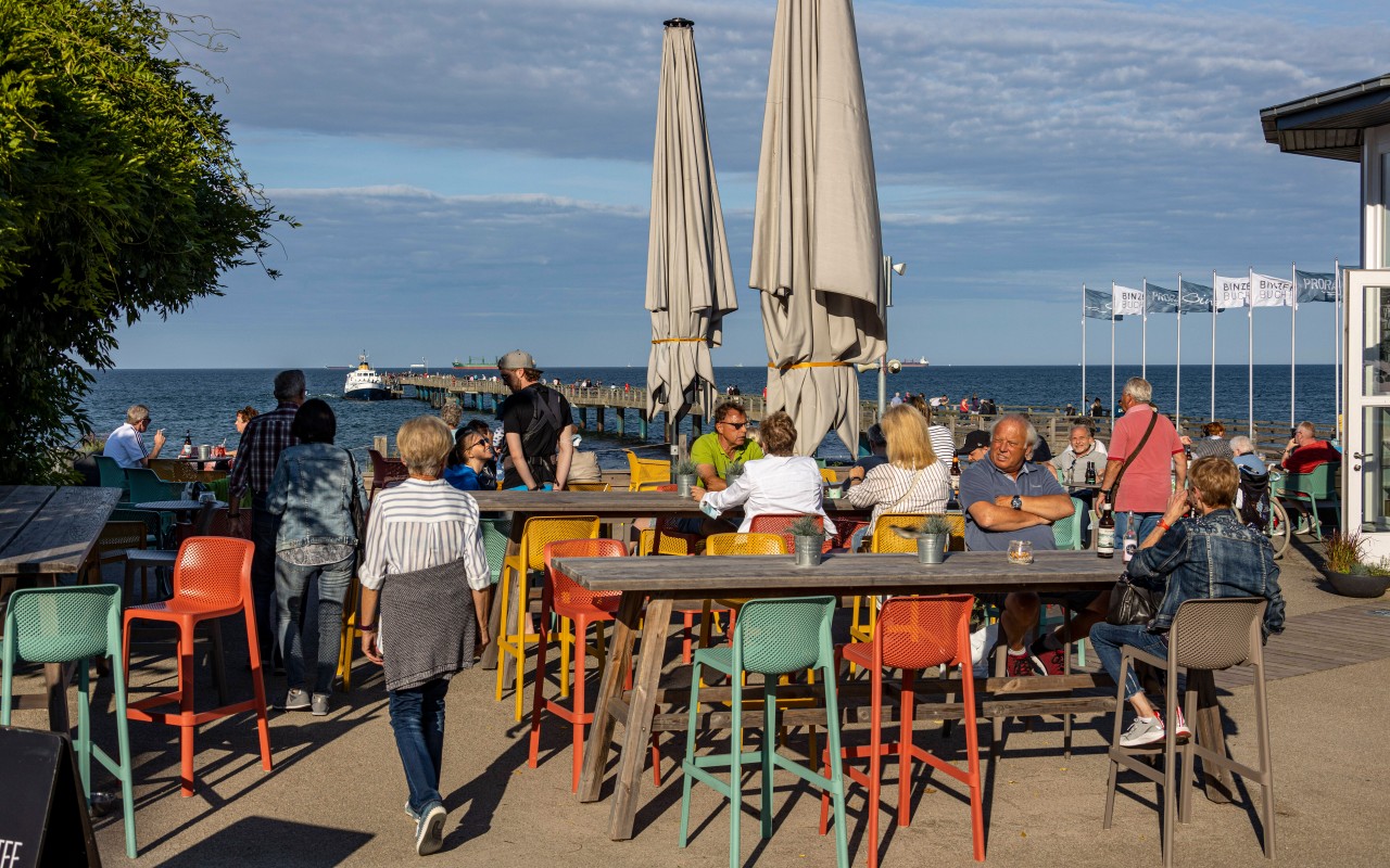 Urlauber sitzen im Außenbereich eines Restaurants an der Ostsee (Symbolfoto).