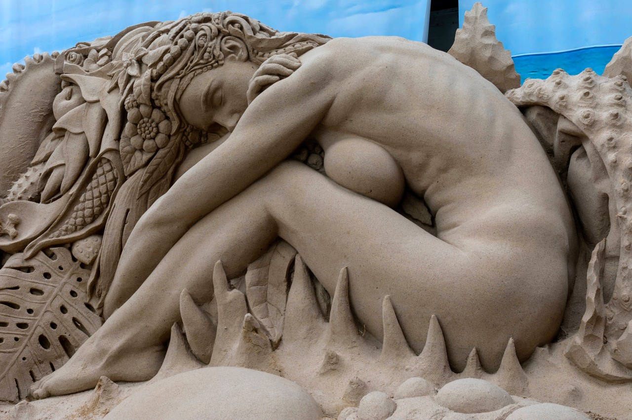 Eine Sandskulpturenausstellung an der Ostsee macht das Unmögliche möglich. 