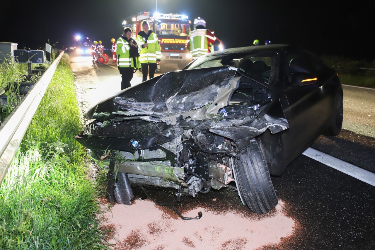 Der völlig zerstörte BMW bei Pinneberg.