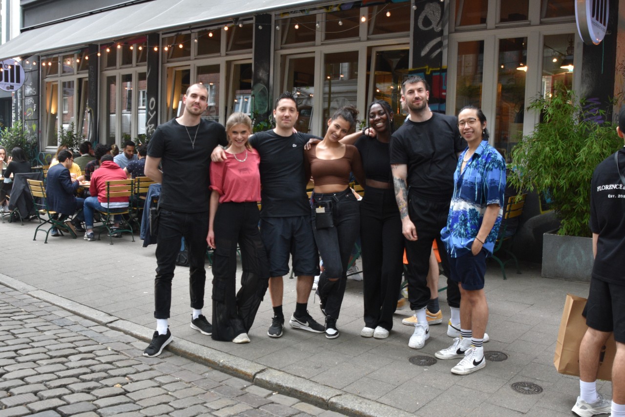 Das Team vom „Jill“ steht stolz vor der Pizzeria in der Sternschanze in Hamburg. 