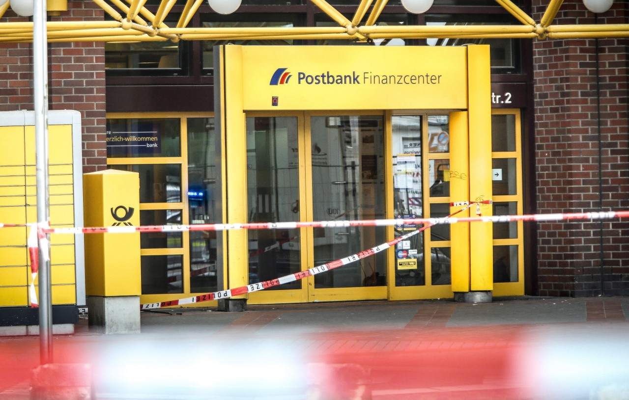 Vor einer Postbank-Filiale in Hamburg stehen Kunden immer wieder vor geschlossenen Türen (Symbolfoto).