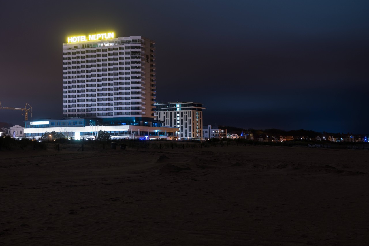 Wegen der Pandemie blieben auch in Rostock die Gäste weg und Hotellichter aus. 