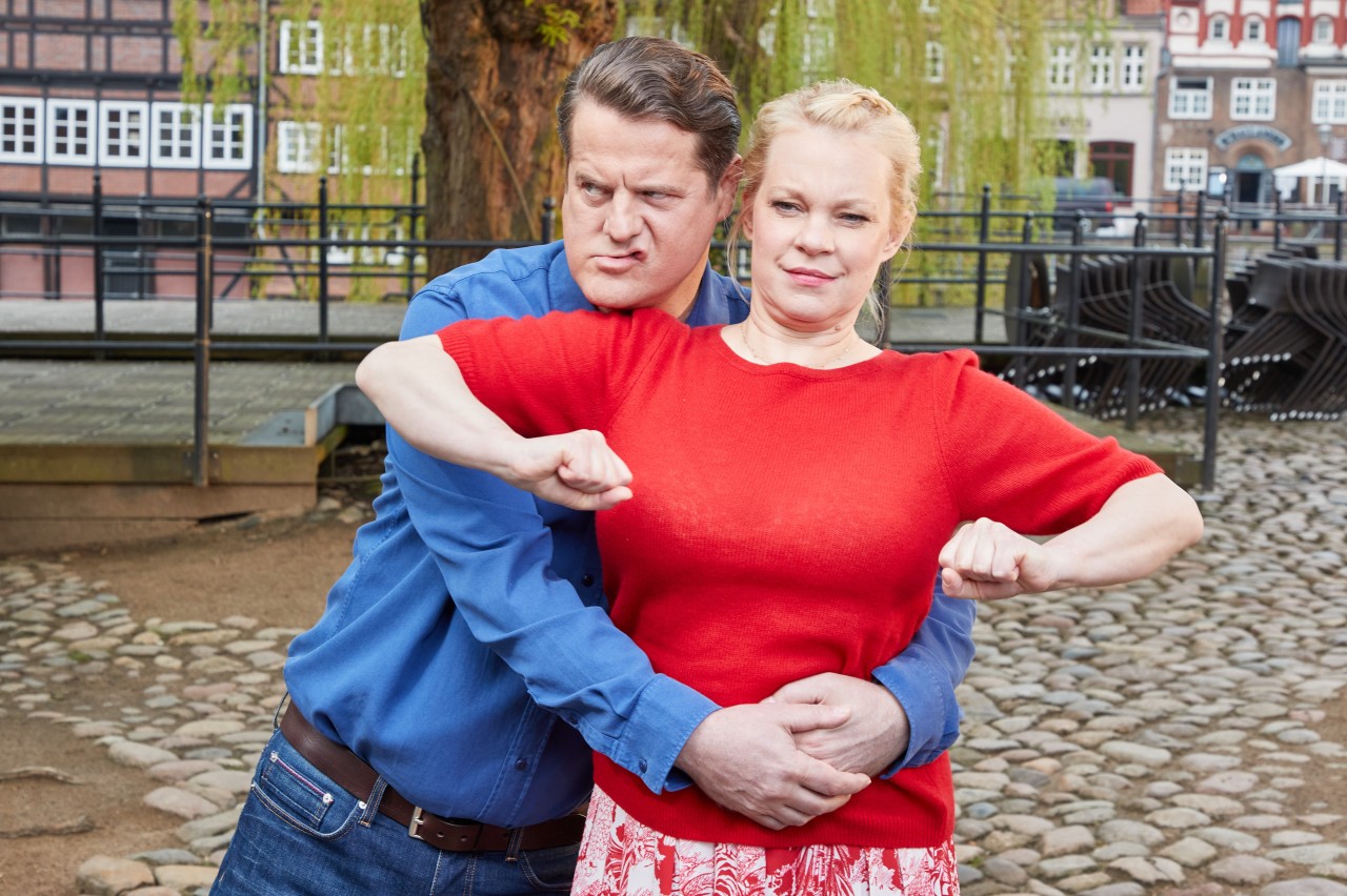 Albern ausgelassen herum: Die Darsteller Tim Olrik Stöneberg als Bernd Schmidt (l.) und Theresa Hübchen als Sandra Reichard (r.). Albern ausgelassen herum: Die Darsteller Tim Olrik Stöneberg als Bernd Schmidt (l.) und Theresa Hübchen als Sandra Reichard (r.).