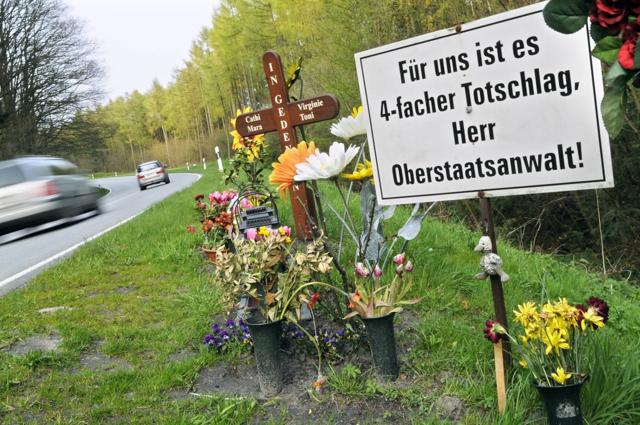 Protest-Schild an der Unfallstelle auf Rügen.