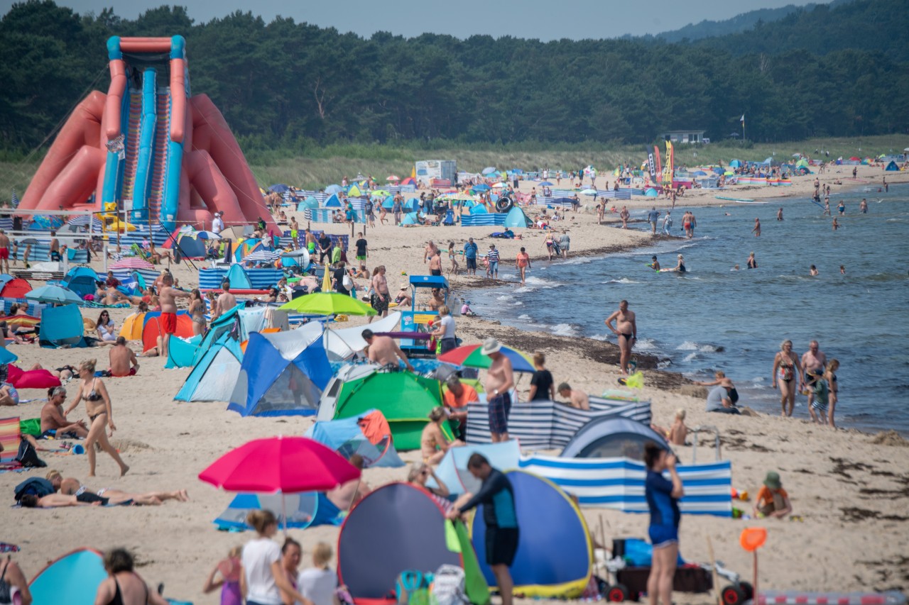 Viele Menschen genießen Sonne, Sand und Meer am Strand von Göhren auf der Insel Rügen.