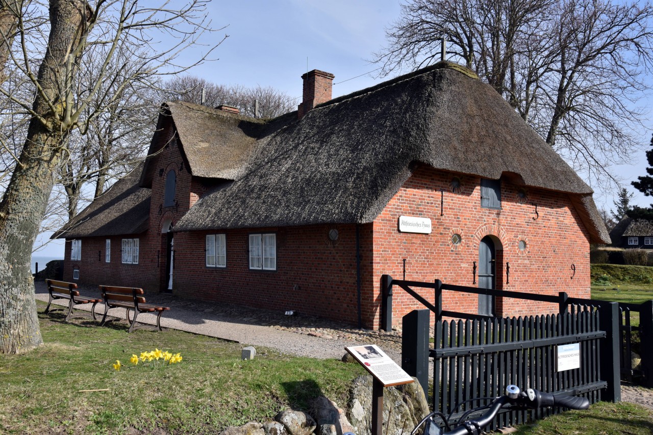 Sylt: Das Museum Altfriesisches Haus mit Reetdach, ein Kapitänshaus aus dem Jahre 1739.