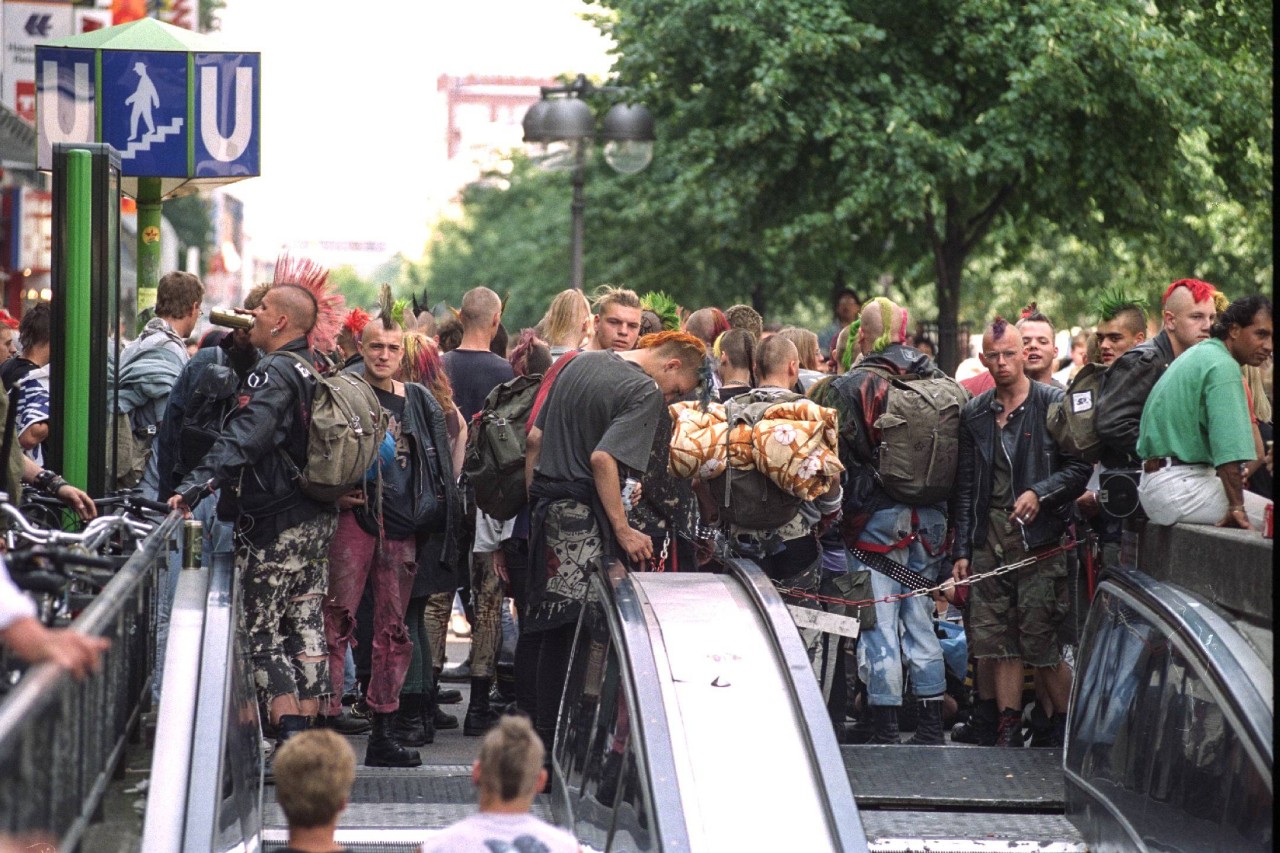 Punks versammeln sich bei den Chaostagen in Hannover.