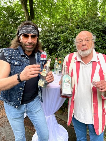 Stösschen in Hamburg: Sänger Boerney (l.) und TV-Moderator und Musikkenner Kuno Dreysse stoßen mit Kurzen auf Hans Böhrs an.