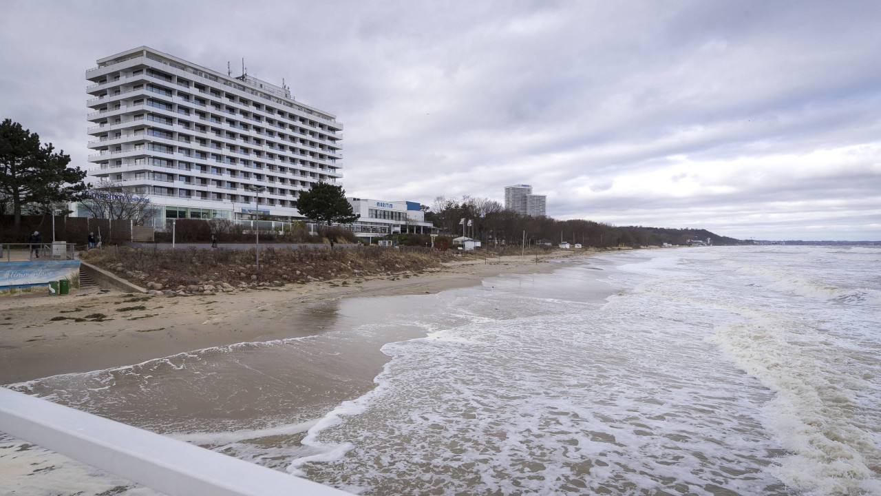 Strand und das Maritim Seehotel in Timmendorfer Strand. Zwei von vier Auftritten hier muss Udo Lindenberg absagen.