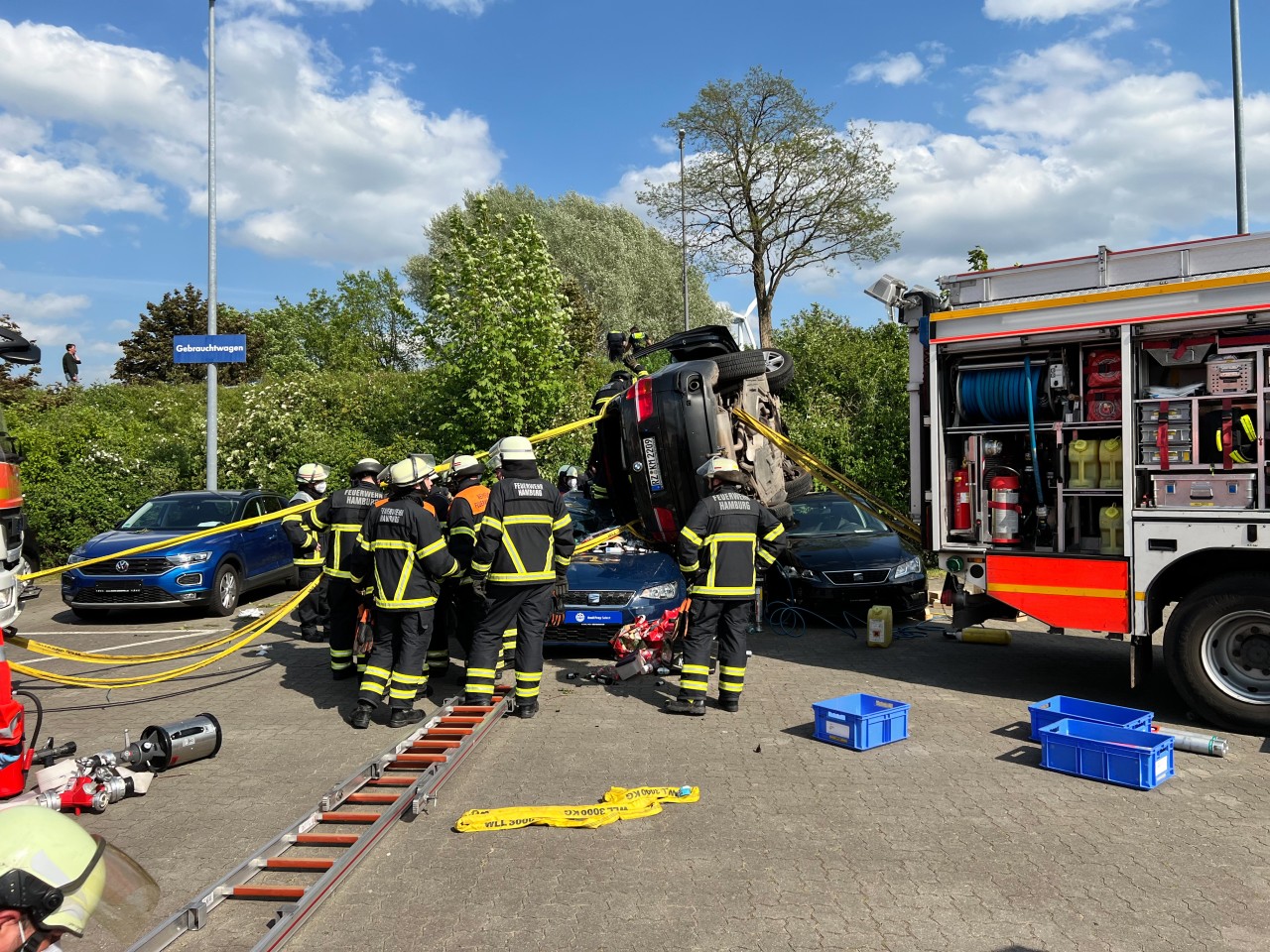 Ein Auto stürzte in Hamburg eine Böschung hinab auf parkende Autos.