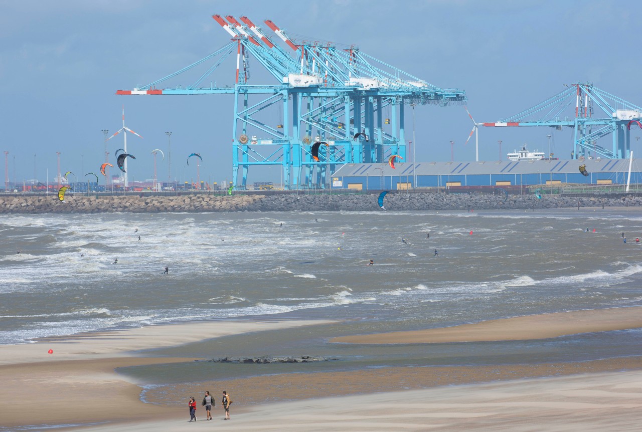 Strand und Hafen von Zeebrugge.