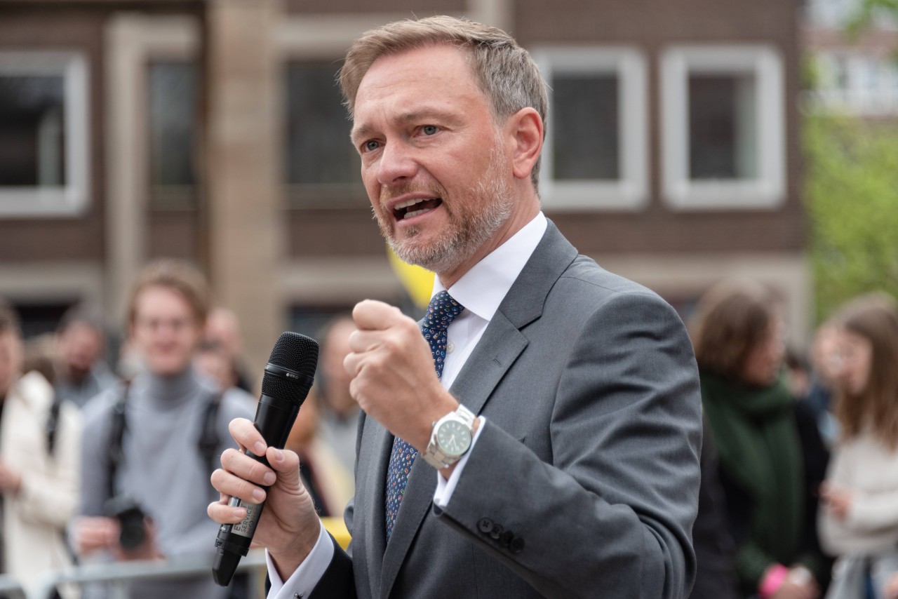 In Kampfstimmung: Christian Lidner (FDP) unterstützt den Spitzenkandidaten bei einer Wahlkampfveranstaltung. 