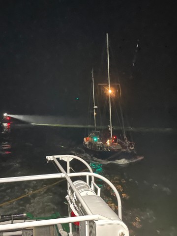 Juist/Nordsee: Mit dem Seenotrettungskreuzer HAMBURG der DGzRS schleppen die Seenotretter eine zuvor festgekommene Segelyacht nach Borkum, im Hintergrund ist das Tochterboot ST. PAULI zu sehen. 