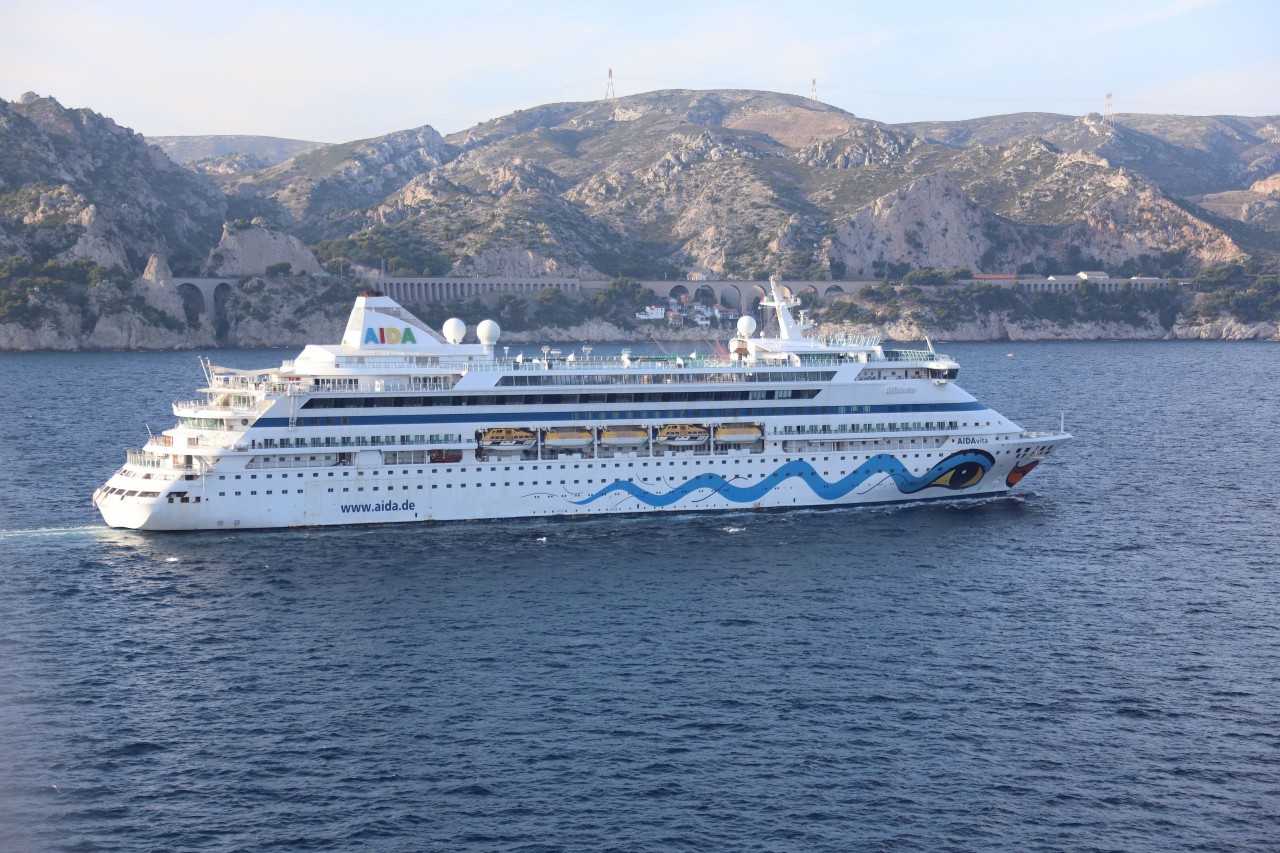 Das Kreuzfahrtschiff „Aida vita“ bei der Einfahrt in den Hafen von Marseille. 