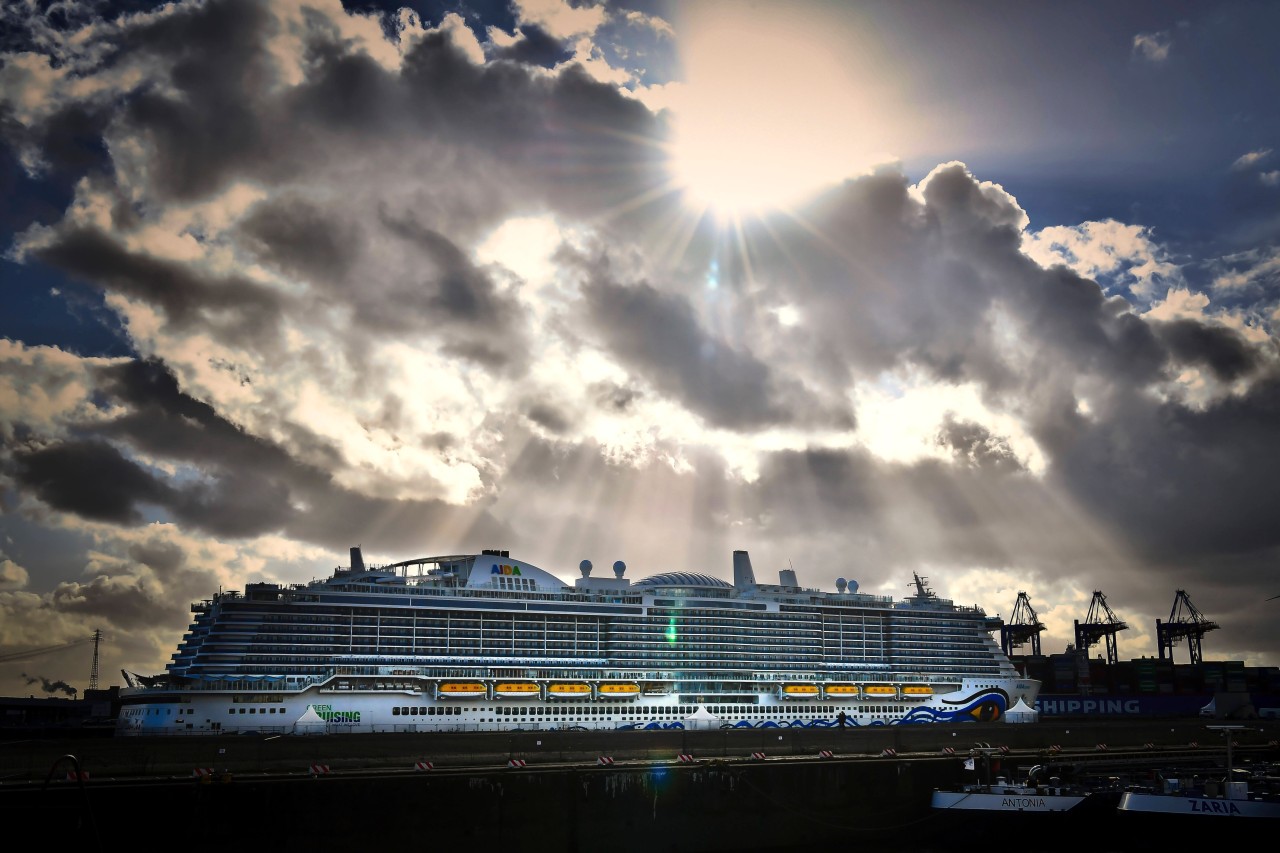 „Aida Cosma“ im Hamburger Hafen