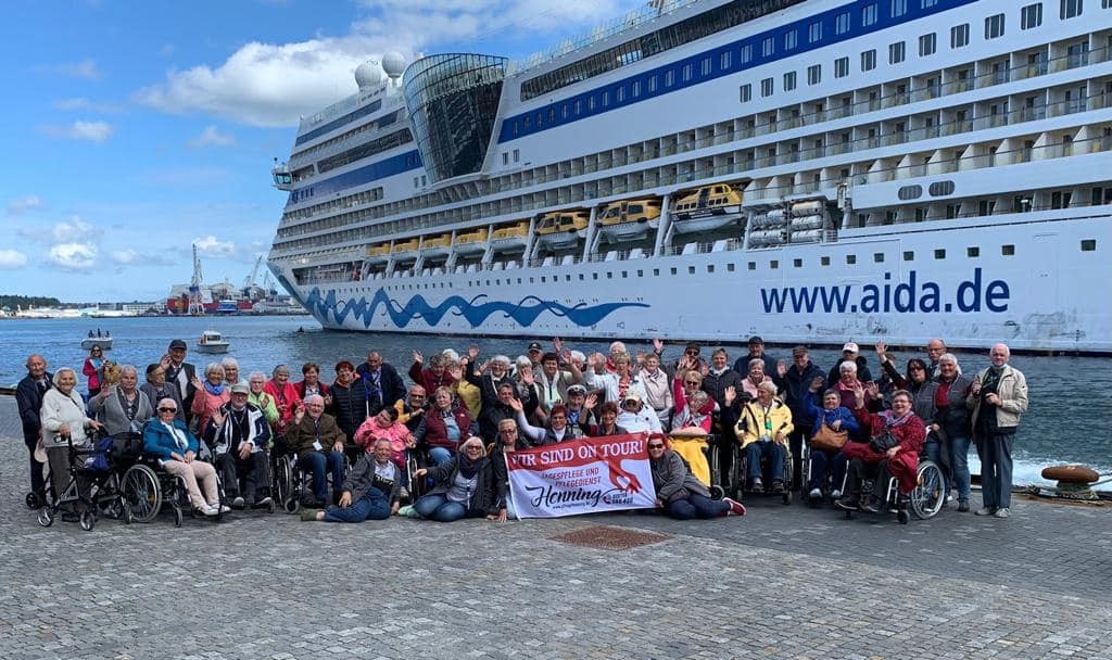 Die Reisegruppe der Tagespflege Henning vor der Aida. 