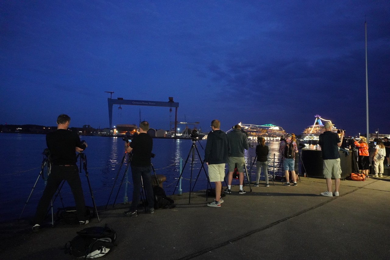 Etliche Fotografen machten sich bereit, um das Feuerwerk und die Aida-Dampfer zu sehen.