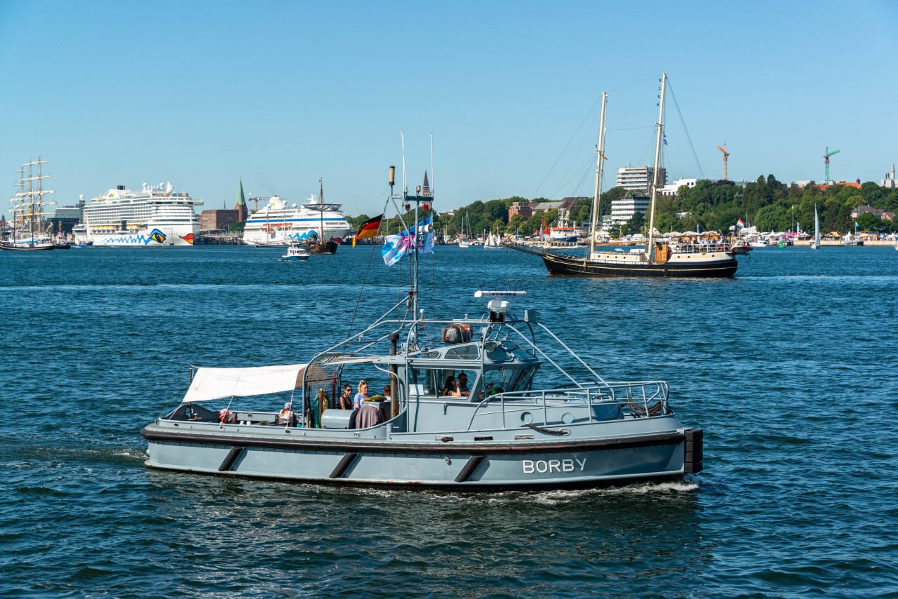Eine Aufnahme von der Kieler Woche in 2019 zeigt zwei Kreuzfahrtschiffe von Aida. 