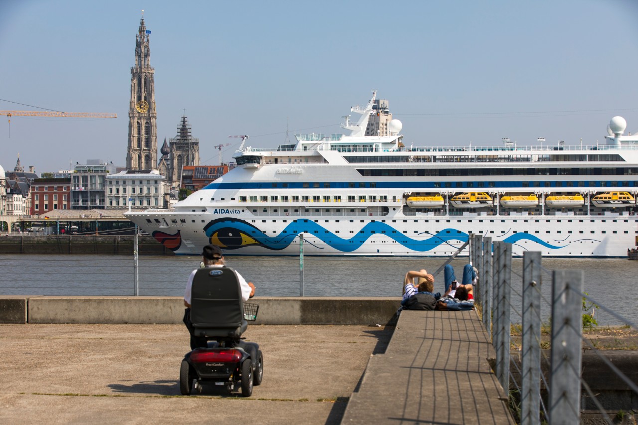 Das Kreuzfahrtschiff „Aida Vita“ liegt an der Schelde vor der Kulisse von Antwerpen.