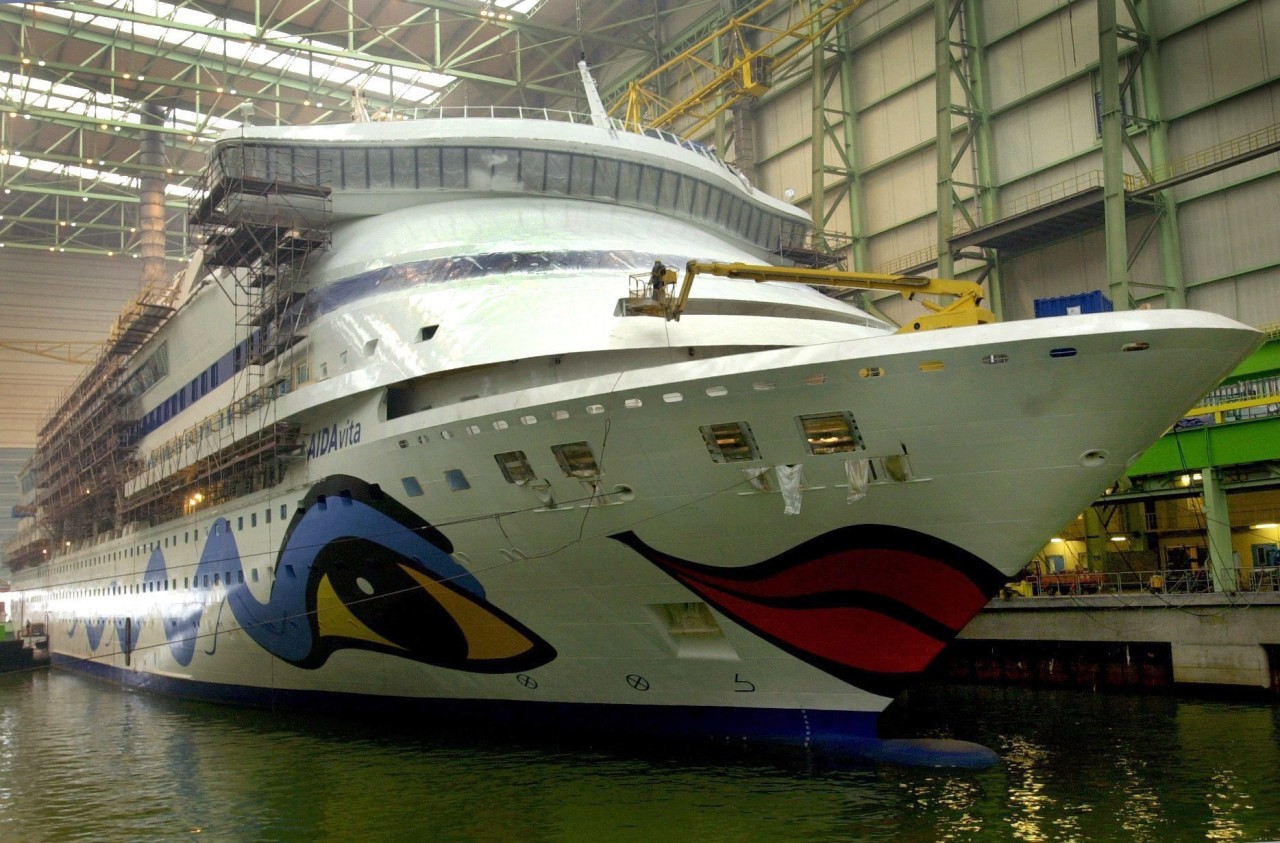 Über 20 Jahre her: Die „Aida Vita“ liegt Anfang Januar 2002 kurz vor Fertigstellung im Baudock in Wismar.