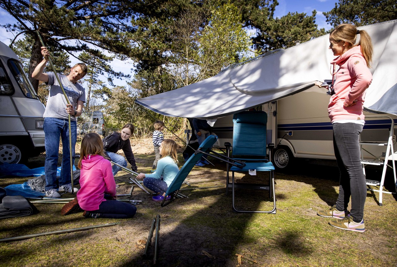 Eine Familie auf einem Camping-Platz.