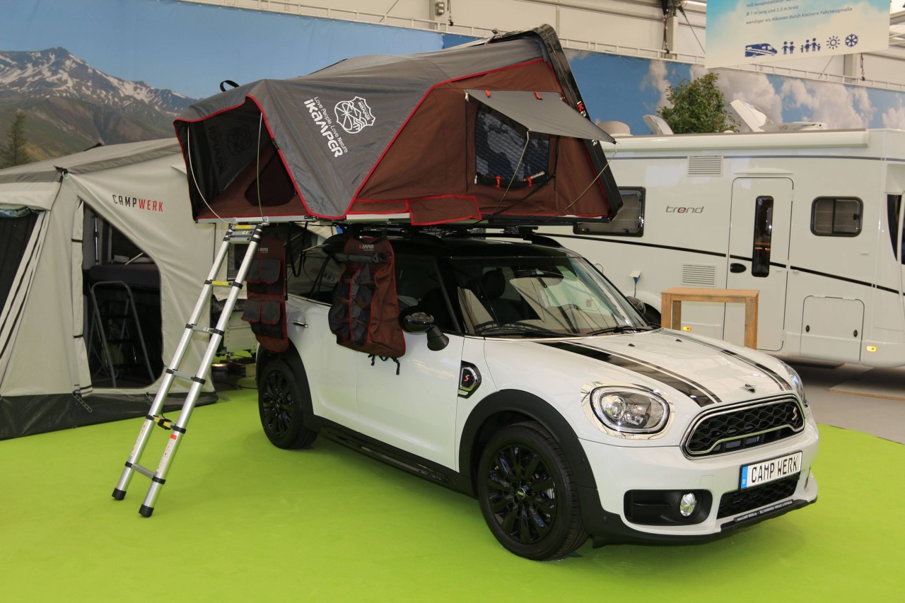 Sogar kleine PKWs verwandeln sich in Camping-Wagen.