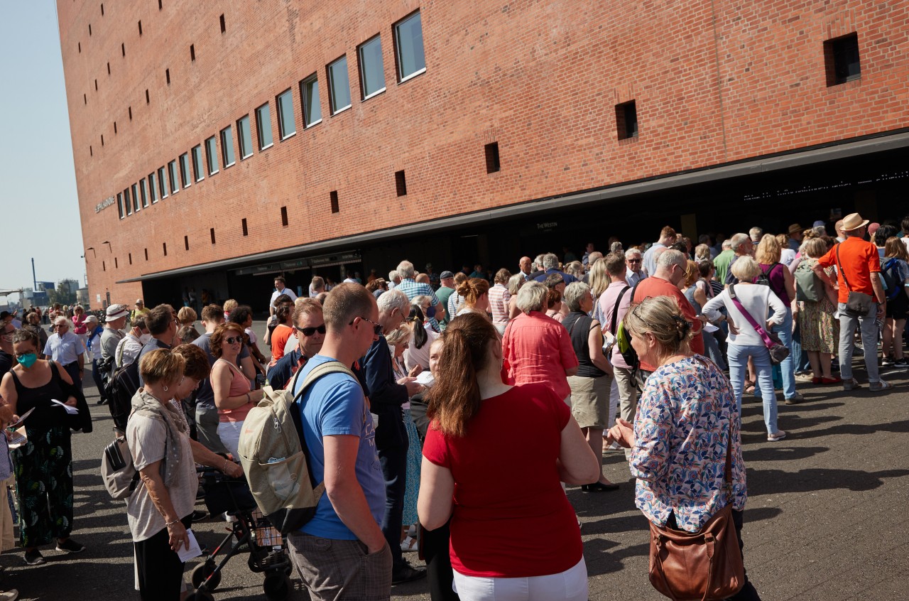 Menschen warten am Tag der offenen Tür der Elbphilharmonie vor dem Einlass.