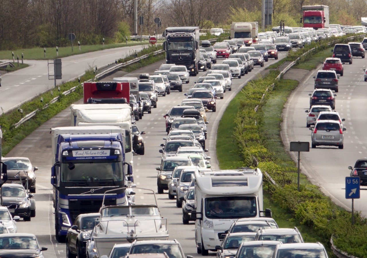 Autos stauen sich auf der Autobahn A70 in Fahrtrichtung Flensburg/Dänemark (Archivfoto). 
