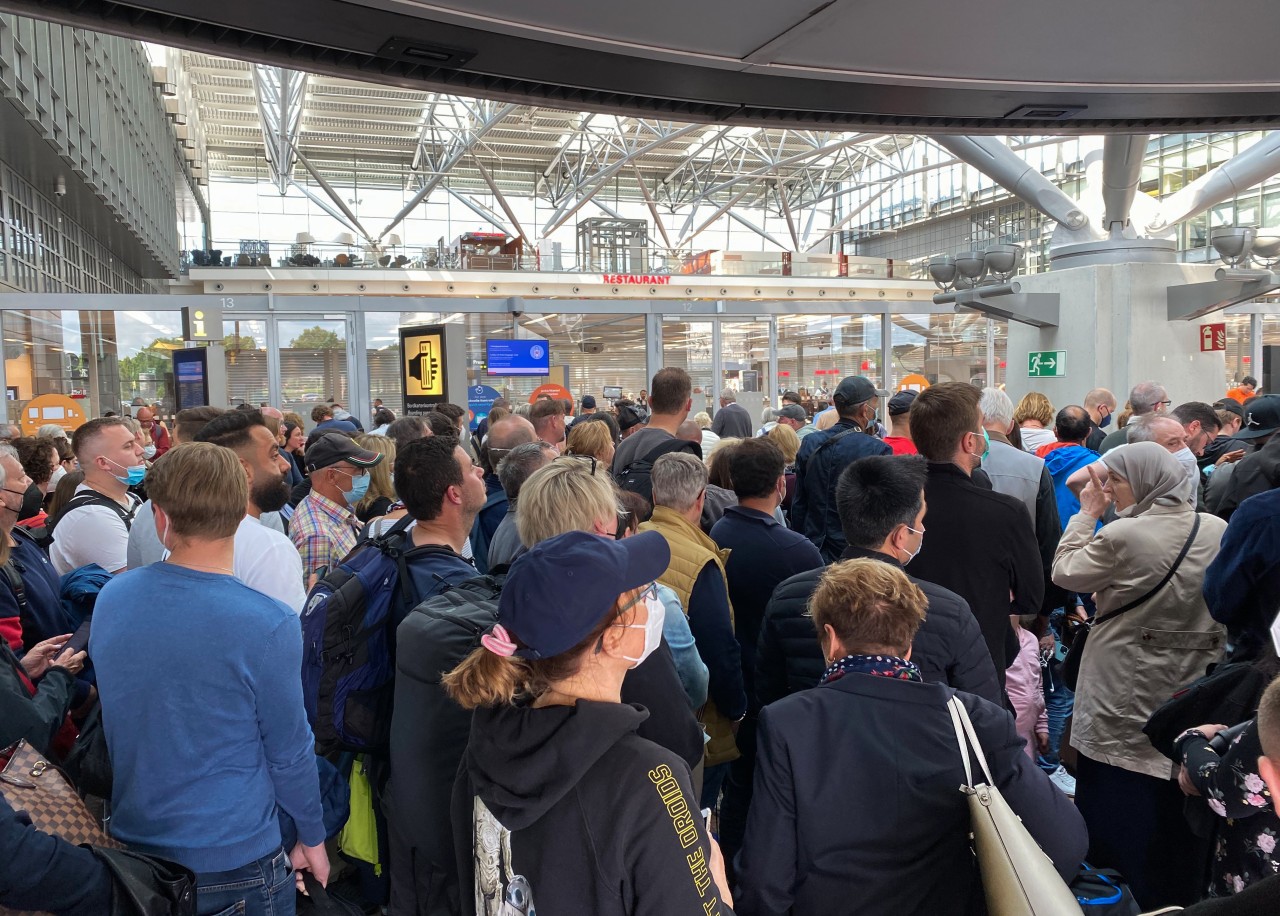 Hamburg: Zahlreiche Passagiere warten vor der Sicherheitskontrolle am Flughafen.