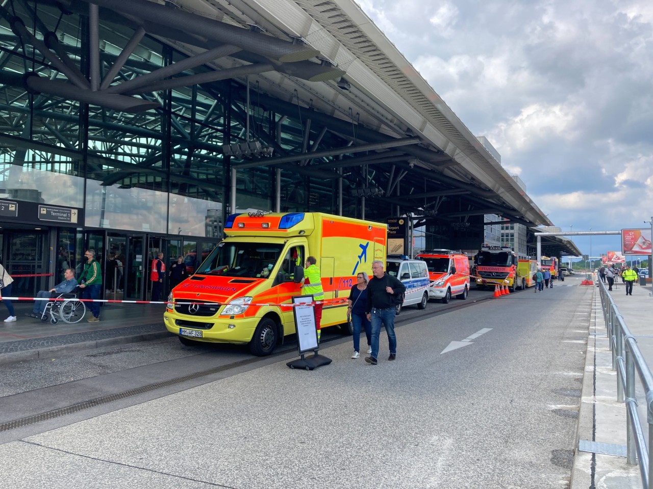 Krankenwagen und Feuerwehr stehen aufgereiht am Flughafen in Hamburg.