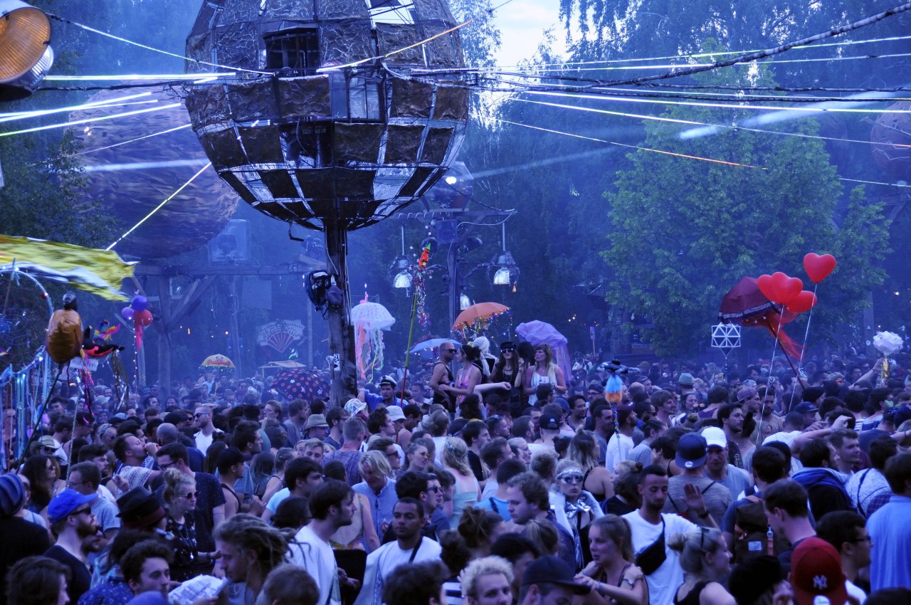 Fusion Festival: Menschen auf dem Floor „Tanzwüste“.