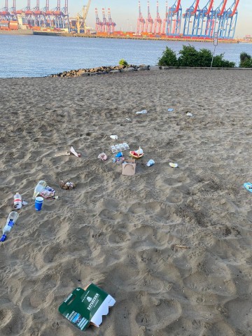 Manche Vandalen hinterließen ihren Müll am Strand in Hamburg liegen.  