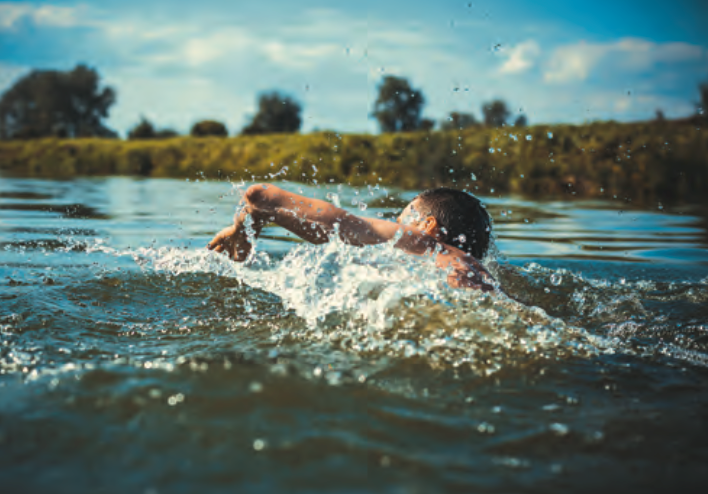 Wer in einem Natursee badet, findet nicht nur das Abenteuer, sondern kurbelt auch sein Immunsystem an.
