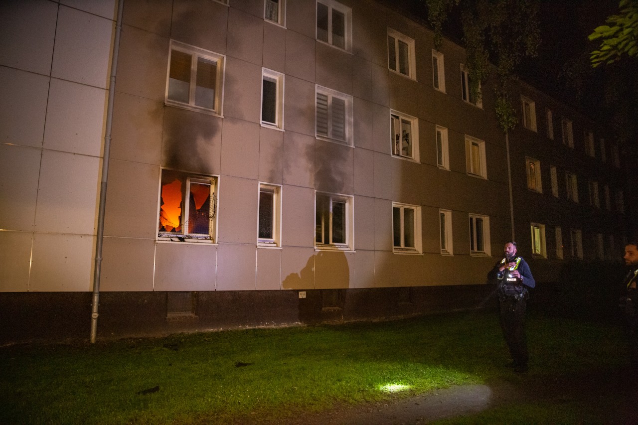 Schreckliche Szenen in Hamburg – eine Frau starb bei einem heftigen Wohnungsbrand.