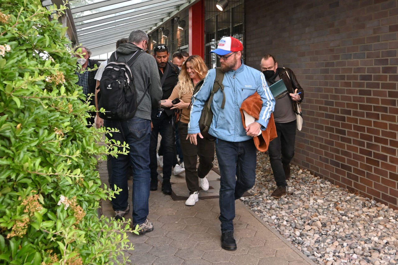 Alanis Morisette in Hamburg, umringt von mehreren Menschen. Alanis Morisette in Hamburg, umringt von mehreren Menschen.