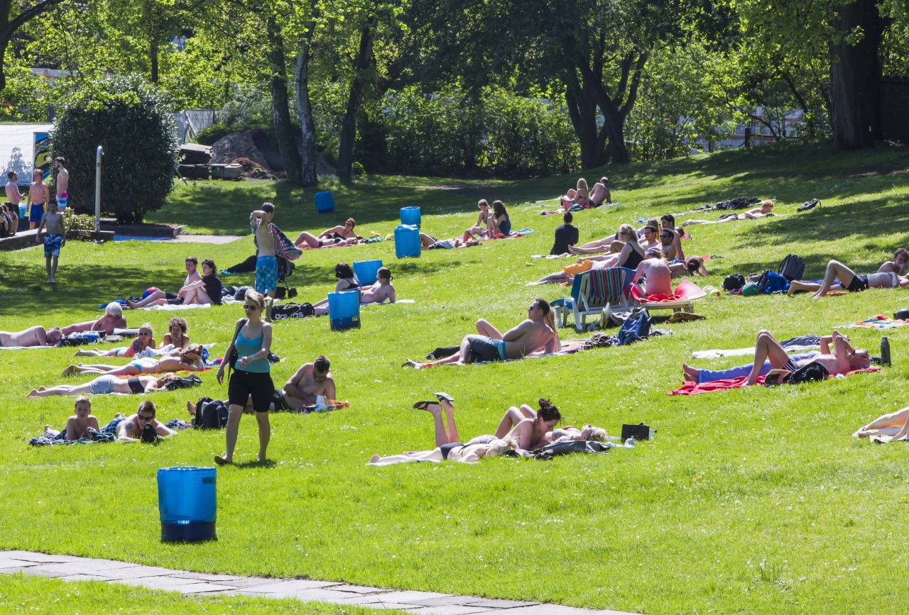 Menschen entspannen im Kaifu-Bad in Hamburg-Eimsbüttel.