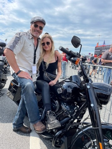 Als leidenschaftlicher Harley-Davidson-Fahrer führte Schauspieler Till Demtröder die Biker-Parade durch Hamburg mit seiner Tochter Natalie mit an. Sie war Beifahrerin, besitzt keinen Motorradführerschein.