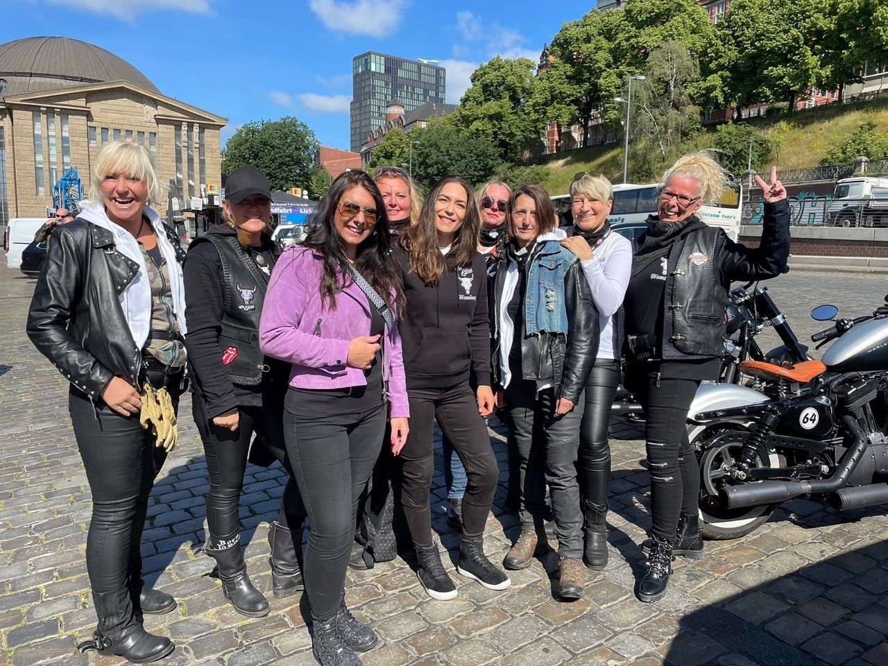 Harley Days Hamburg ER fährt vorne mit seiner Maschine