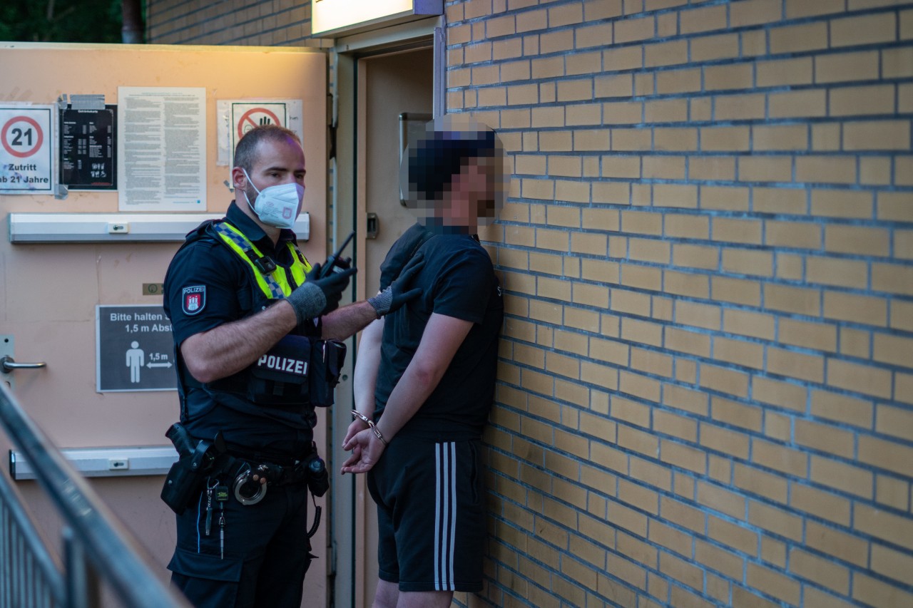 Die Polizei stürmte in Hamburg Berne eine Kneipe, es gab weitere Festnahmen.