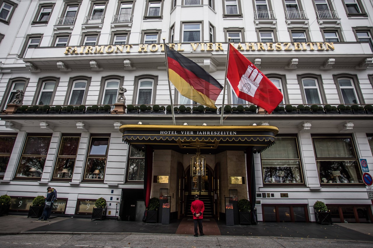 Hamburg: Das Hotel „Vier Jahreszeiten“ von außen.