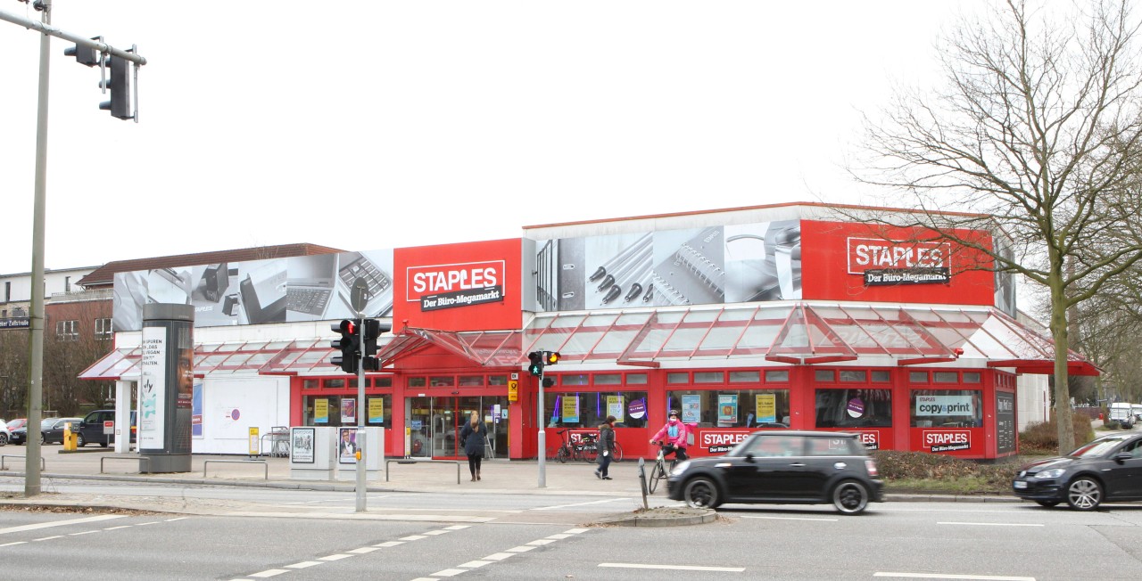 Die Filiale vom Büroartikelhändler Staples in der Wandsbeker Zollstraße in Hamburg. 