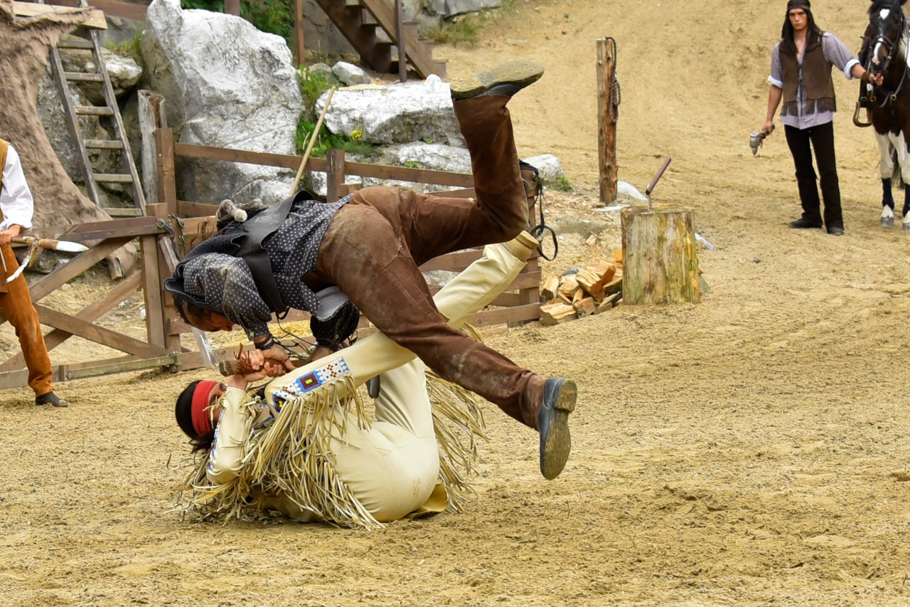 Nicht fit für Action-Einlagen bei den Karl-May-Spielen in Bad Segeberg: Schauspieler Alexander Klaws (am Boden).