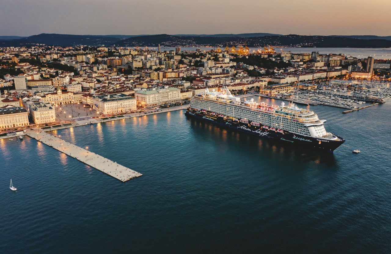 Die „Mein Schiff“ im Hafen von Triest in Italien.