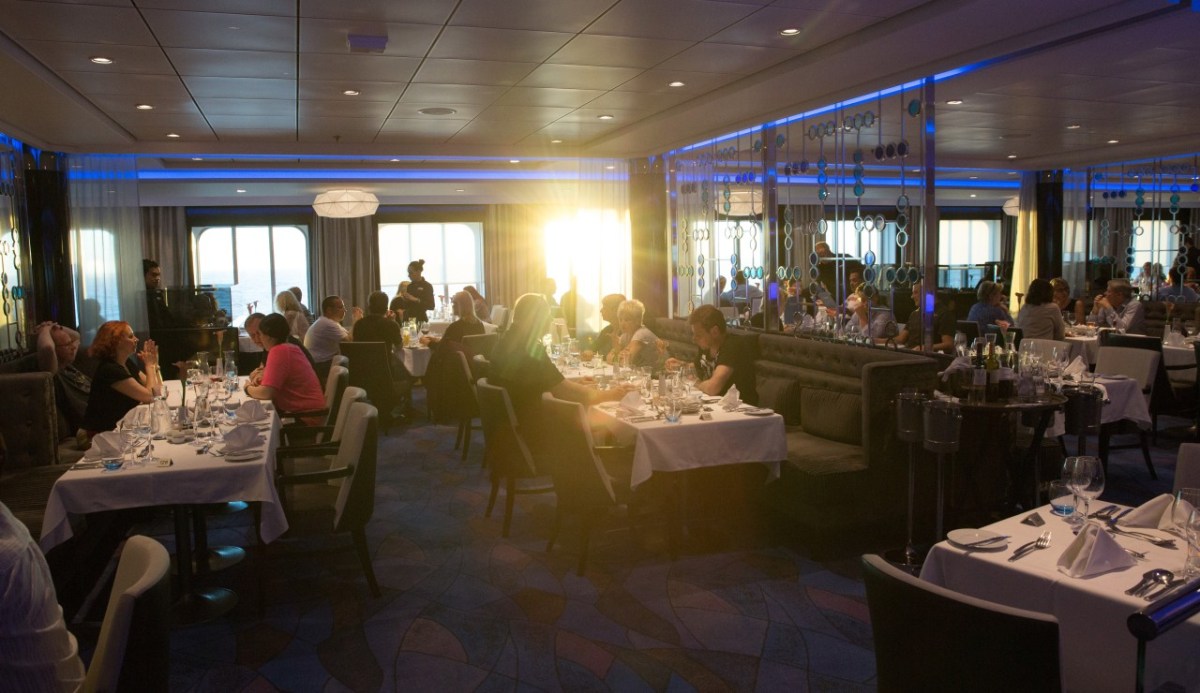 Gäste speisen in einem Restaurant an Bord des Kreuzfahrtschiffes „Mein Schiff 3“ (Archivfoto).